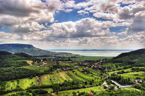 Landschaft mit Balaton, Foto: Flickr, 2006, https://commons.wikimedia.org/wiki/File:Balaton_Hungary_Landscape.jpg